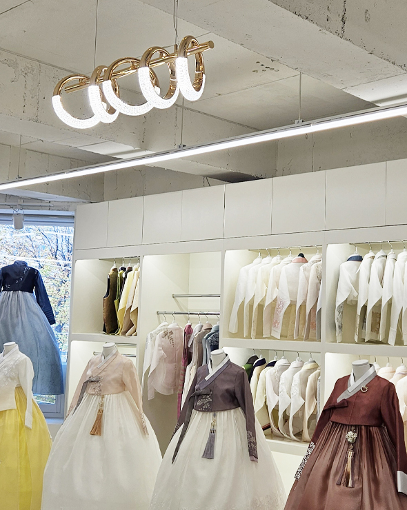 새 봄을 맞이하는 설레임처럼 \'연꽃담\' 한복 전문점